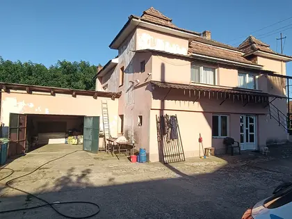 Casă cu etaj