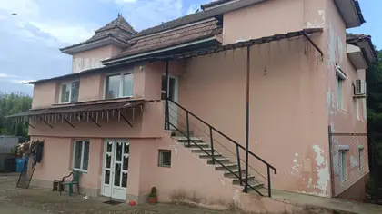 Casă cu etaj