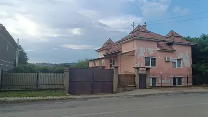 Casă cu etaj