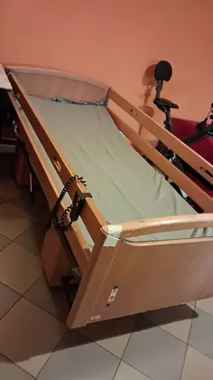 Pat medical articulat, electric, cu telecomandă și laterale