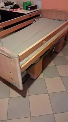 Pat medical articulat, electric, cu telecomandă și laterale